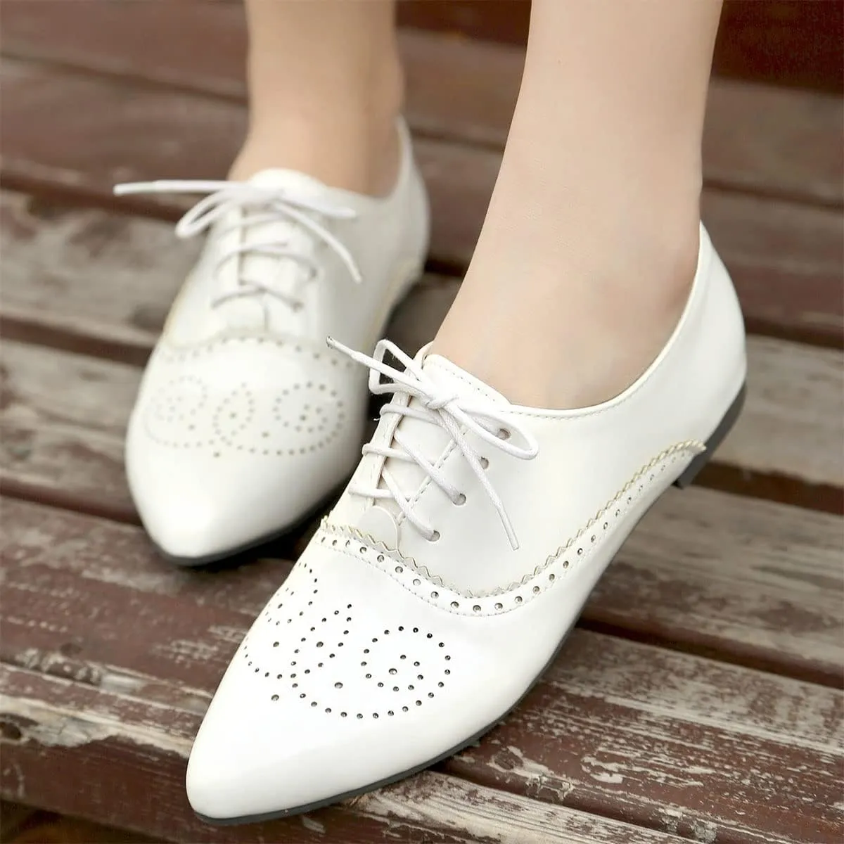 SHEMEE Women's Patent Leather Pointed Toe Flat Oxfords Pumps Vintage Wingtip Low Heels Lace Up Retro Brogues Dress Shoes