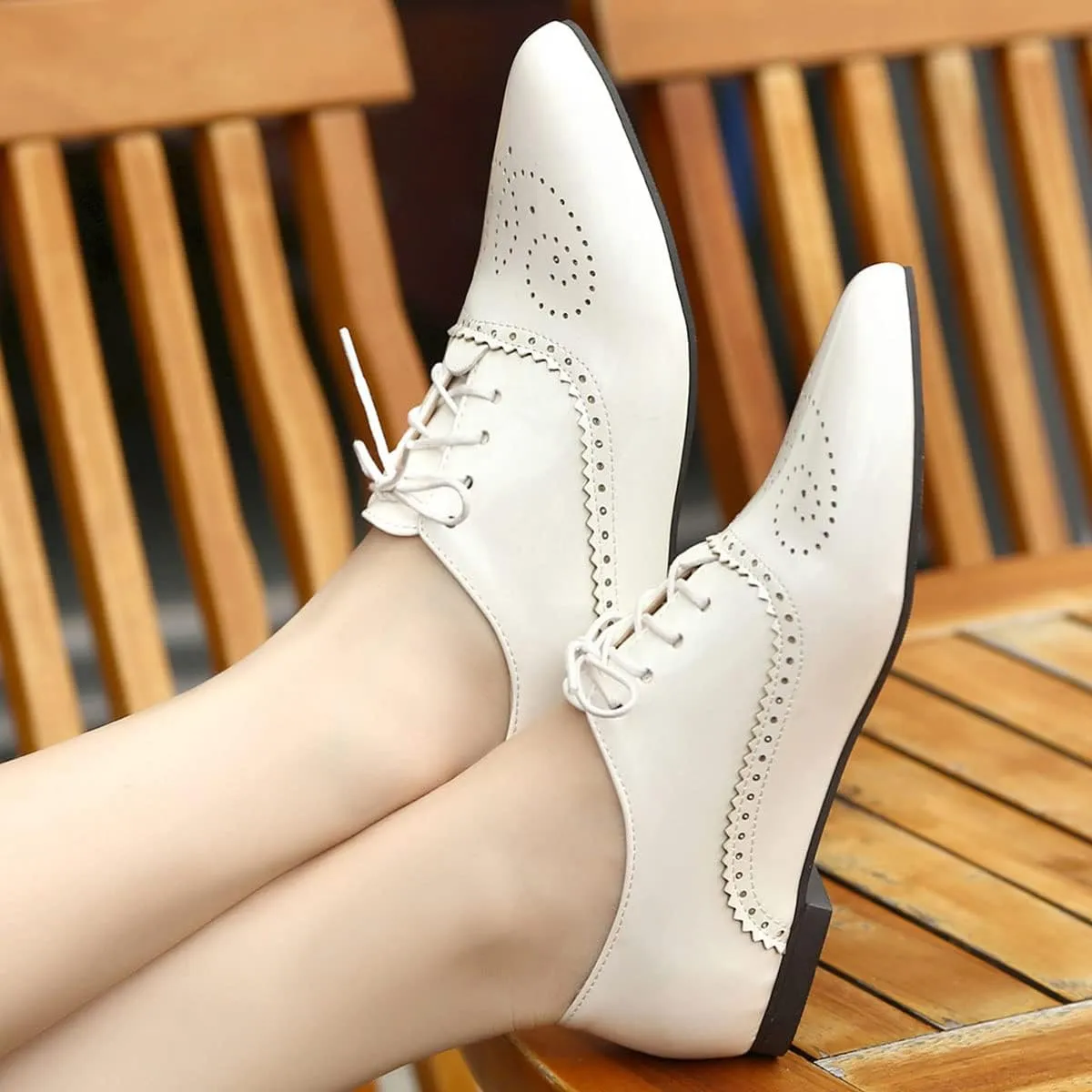 SHEMEE Women's Patent Leather Pointed Toe Flat Oxfords Pumps Vintage Wingtip Low Heels Lace Up Retro Brogues Dress Shoes