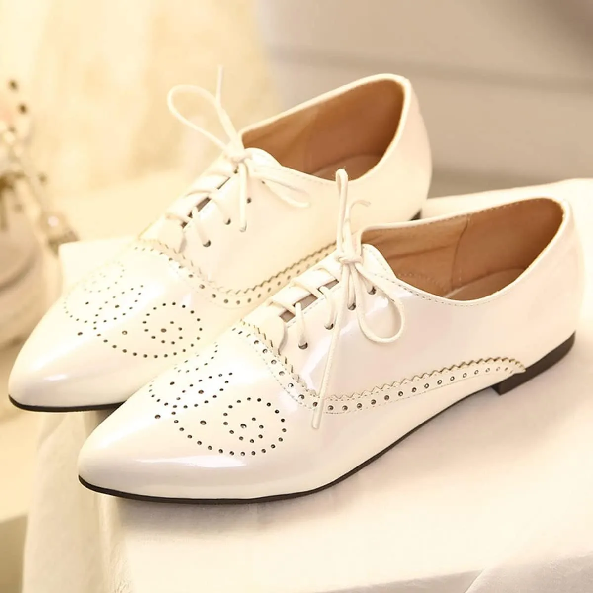 SHEMEE Women's Patent Leather Pointed Toe Flat Oxfords Pumps Vintage Wingtip Low Heels Lace Up Retro Brogues Dress Shoes