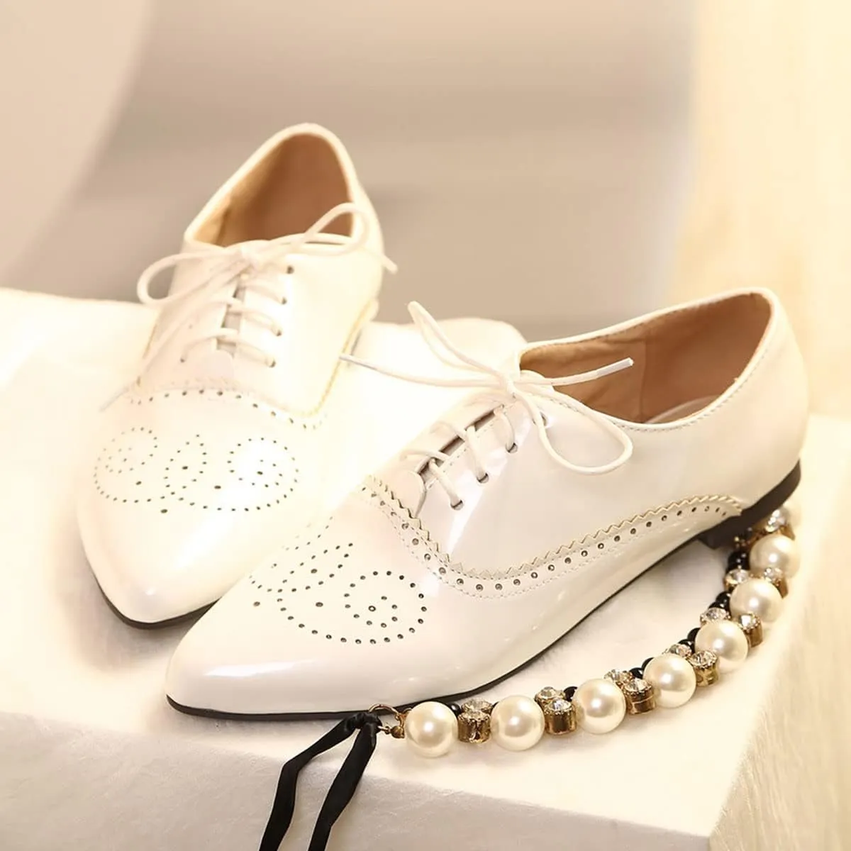 SHEMEE Women's Patent Leather Pointed Toe Flat Oxfords Pumps Vintage Wingtip Low Heels Lace Up Retro Brogues Dress Shoes